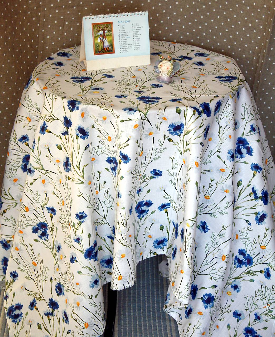 Obrus. Biely s nevädzou a margarétkou.