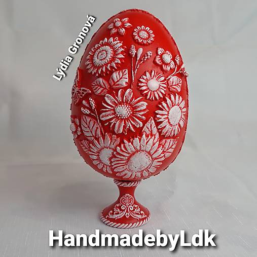 Vajíčko zo stojanom s 3D kvetinovým motívom