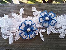  svadobný podväzok Ivory - tmavo modré vyšívané kvety
