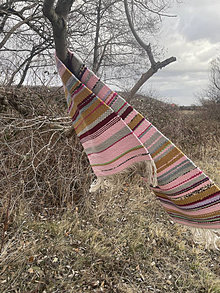 Úžitkový textil - Ručne tkaný koberec OCULA, ružový, dlhé a husté strapce - 14261438_