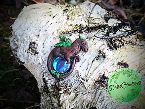 Náhrdelníky - Drevený Dračí Amulet s Modrým kabošonom stredný - 14260009_