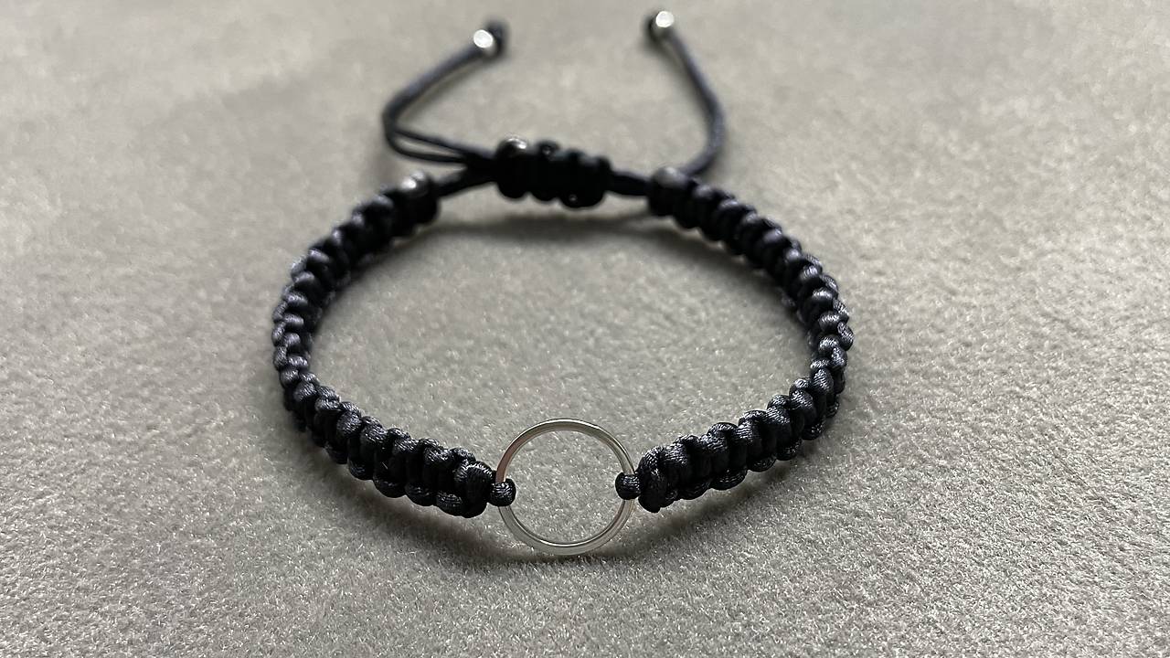 Pletený saténový náramok so symbolom karma z chirurgickej ocele