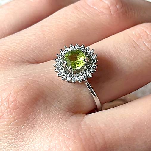 Zircone Peridot Silver Ring / Prsteň s olivínom v platinovom prevedení E046