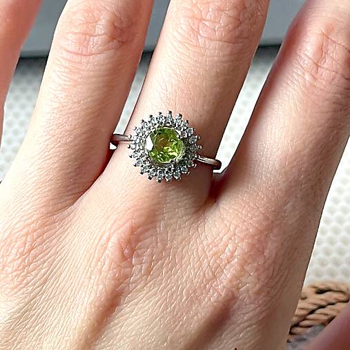 Zircone Peridot Silver Ring / Prsteň s olivínom v platinovom prevedení E046