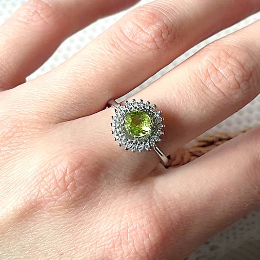 Zircone Peridot Silver Ring / Prsteň s olivínom v platinovom prevedení E046