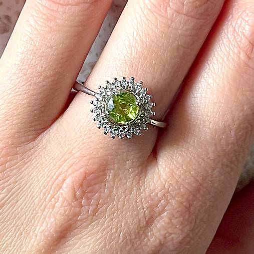 Zircone Peridot Silver Ring / Prsteň s olivínom v platinovom prevedení E046