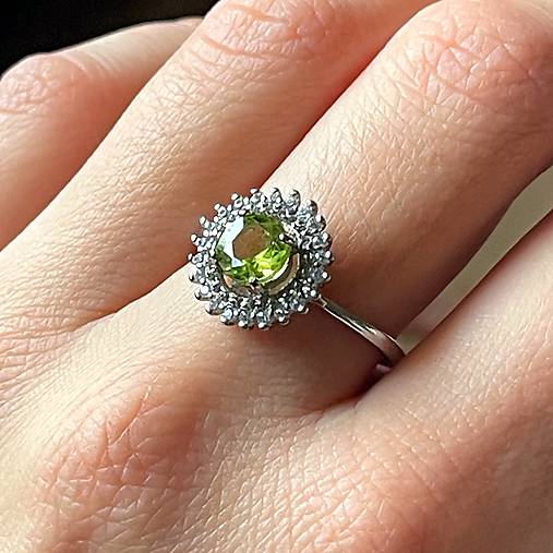 Zircone Peridot Silver Ring / Prsteň s olivínom v platinovom prevedení E046