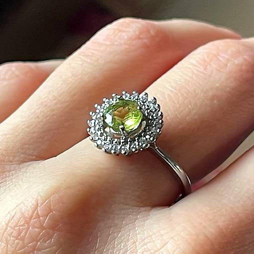 Zircone Peridot Silver Ring / Prsteň s olivínom v platinovom prevedení E046