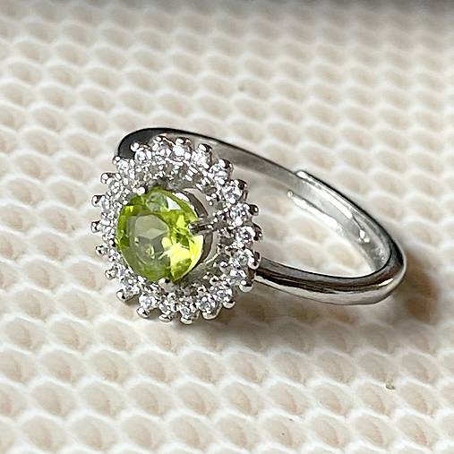 Zircone Peridot Silver Ring / Prsteň s olivínom v platinovom prevedení E046