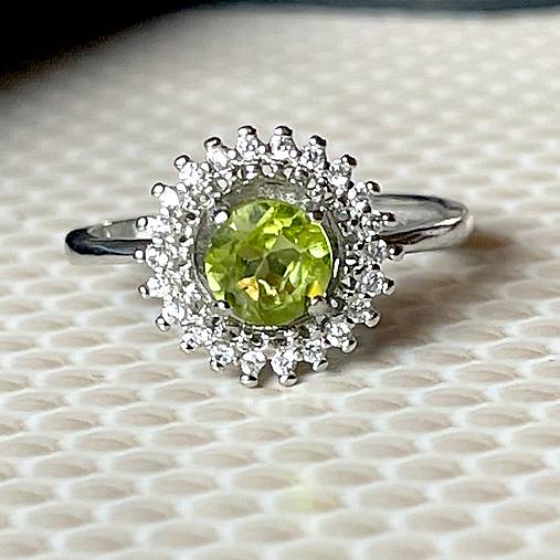 Zircone Peridot Silver Ring / Prsteň s olivínom v platinovom prevedení E046