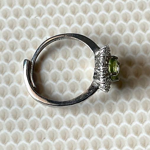 Zircone Peridot Silver Ring / Prsteň s olivínom v platinovom prevedení E046