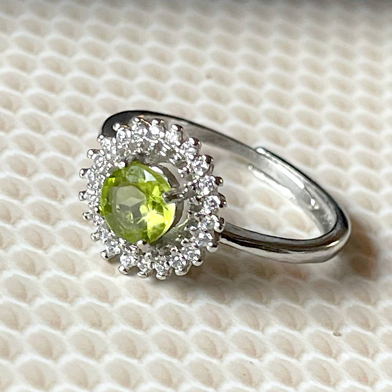 Zircone Peridot Silver Ring / Prsteň s olivínom v platinovom prevedení E046