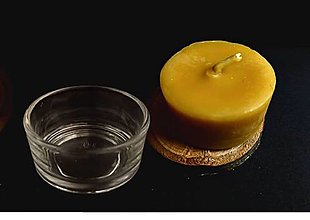 Sviečky - Čajová sviečka zo včelieho vosku (Sviečka + svietnik) - 14272691_