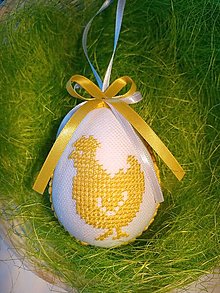 Dekorácie - Vyšívané vajíčko - sliepočka (Žltá) - 14275887_