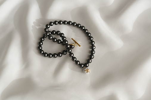 KAHA | náhrdelník z čiernych perál - betón & zlato