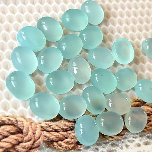 Minerály - Aqua chalcedón kabošon ovál / 10x8 mm - 14283418_