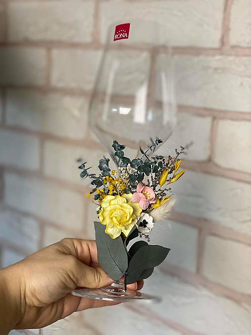 Kvetinová ozdoba (nielen) na svadobné poháre