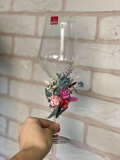 Kvetinová ozdoba (nielen) na svadobné poháre
