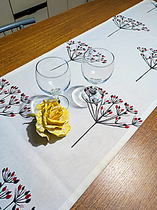Úžitkový textil - Bavlnená štóla s jarným kvetinovým vzorom  (bordové byliny s čipkou) - 14288645_