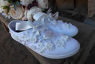Ponožky, pančuchy, obuv - biele svadobné tenisky 4 - 14289852_
