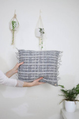 Úžitkový textil - Ručne tkaný vlnený dekoračný vankúš - 14299707_