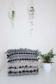 Úžitkový textil - Ručne tkaný vlnený dekoračný vankúš (sivá/čierna) - 14299579_