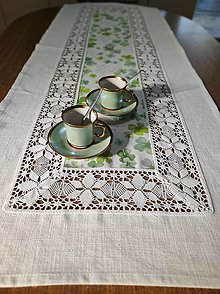Úžitkový textil - Bavlnená štóla s jarným kvetinovým vzorom  (zelené štvorlístky s čipkou + biela) - 14297983_