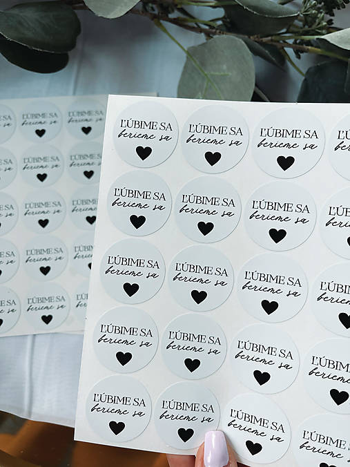 Úložné priestory & Organizácia - Nálepka na obálku ĽÚBIME SA, BERIEME SA - čierne - 20ks - 14302841_