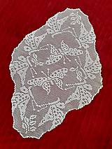 Úžitkový textil - veľký háčkovaný obrus s motýľmi - 14306324_