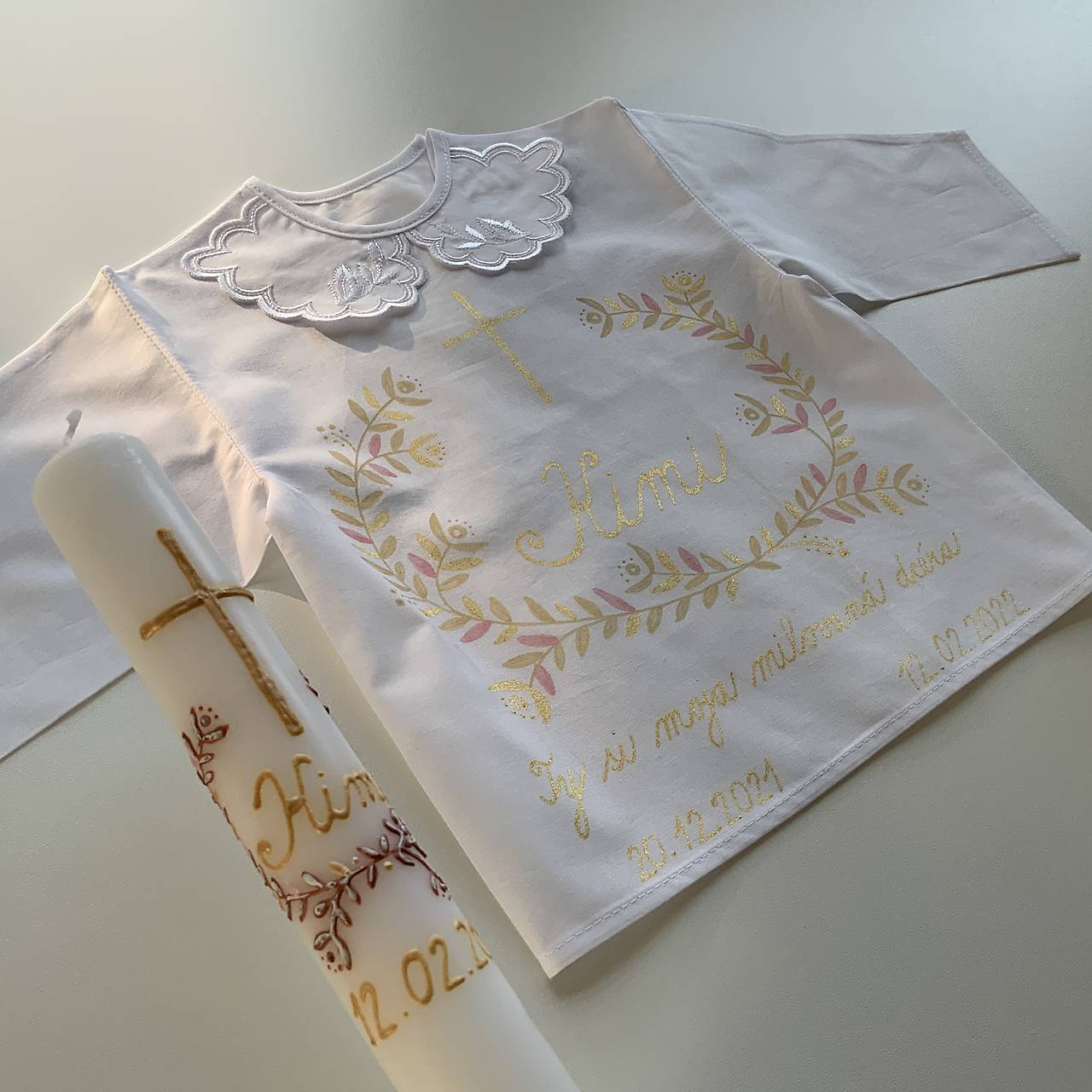 Krstná košieľka a svieca na krst maľovaná v (béžovo - ružovo - zlatej kombinácii)