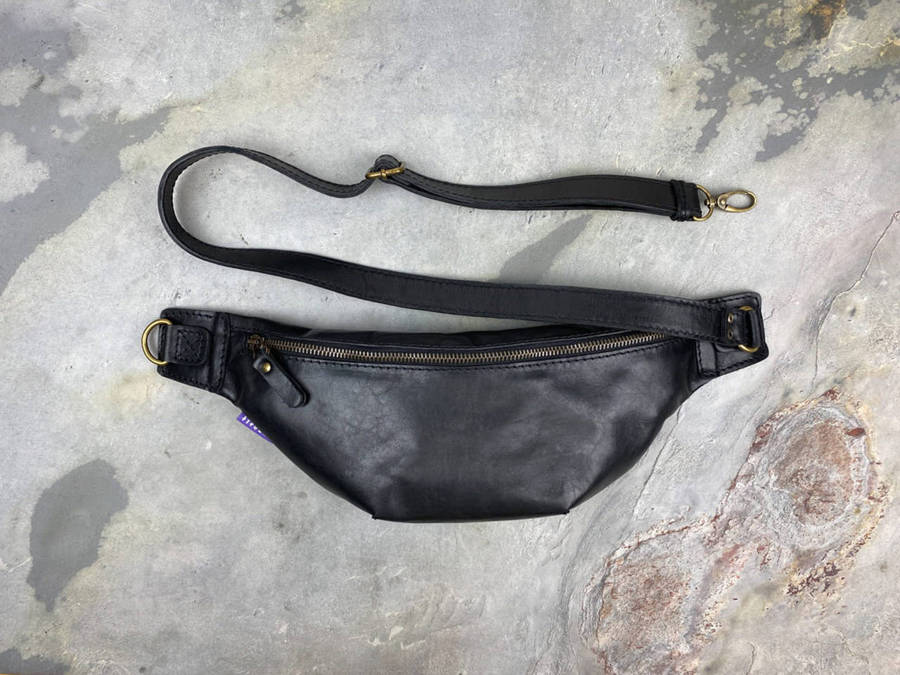 Kožená ľadvinka hekaté II. čierna - menšia - unisex (Červený štítok)