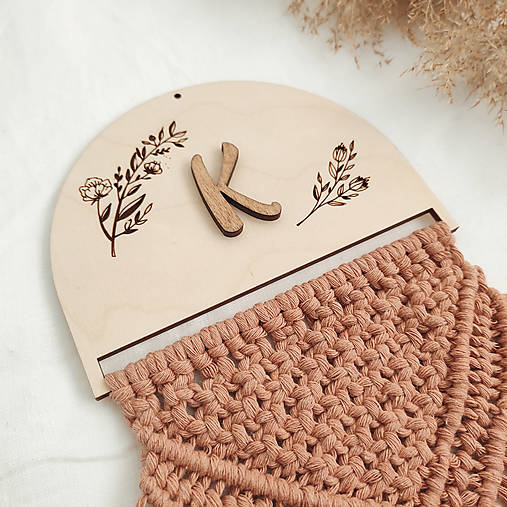 Dekorácie - Macrame polkruh s kvetmi a iniciálom - 14315338_