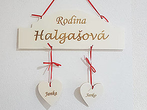Dekorácie - Drevená tabuľka menovka RODINA 30cm-2 srdiečka - 14313484_