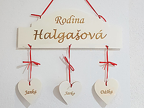Dekorácie - Drevená tabuľka menovka RODINA 30cm-3 srdiečka - 14313712_