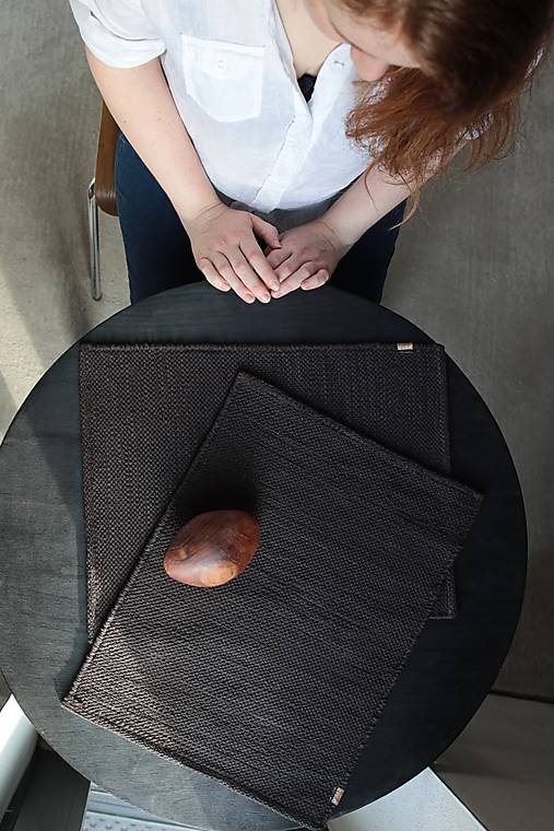 Úžitkový textil - Prestieranie MUSTANG, tmavohnedá, ručne tkané (75 x 75 cm) - 14314691_