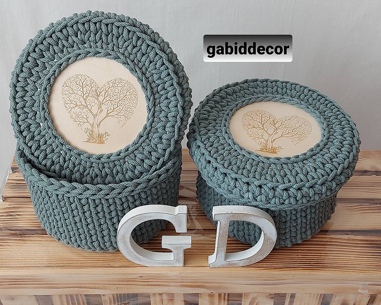 Handmade háčkovaný košík z kvalitných šnúr s vrchnákom s motívom stromu (podľa priania zákazníka)