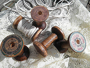 Príbory, varešky, pomôcky - Vintage dřevěná špulka kulatá malá - 14323622_
