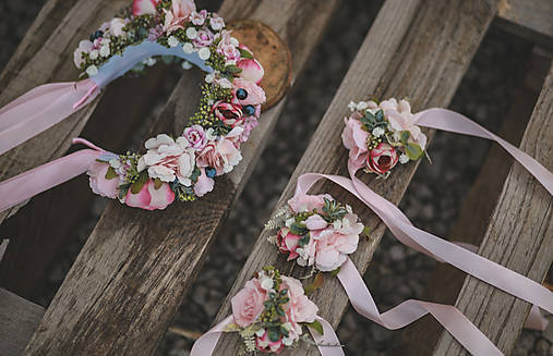 Svadobné doplnky: kvetinová lúčna parta aalebo náramky pre družičky