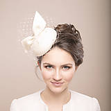 Ozdoby do vlasov - Svadobný klobúčik so závojčekom a mašľou - 14326188_