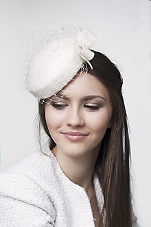 Čiapky, čelenky, klobúky - Svadobný klobúčik s mašľou a perličkami - 14325962_