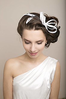 Ozdoby do vlasov - Svadobný fascinátor s pierkami, pre družičky - 14326345_
