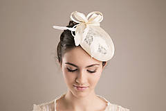 Ozdoby do vlasov - Svadobný modistický klobúčik zdobený pierkami - 14328306_