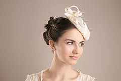 Ozdoby do vlasov - Svadobný modistický klobúčik zdobený pierkami - 14328307_