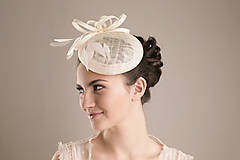 Ozdoby do vlasov - Svadobný modistický klobúčik zdobený pierkami - 14328308_