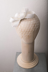 Ozdoby do vlasov - Svadobný fascinátor so závojom birdcage, biely alebo ivory - 14330548_
