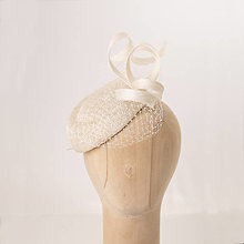 Ozdoby do vlasov - Svadobný modistický klobúčik so závojčekom - 14328381_
