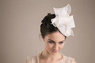 Ozdoby do vlasov - Biely svadobný klobúčik s výrazným zdobením - 14330977_