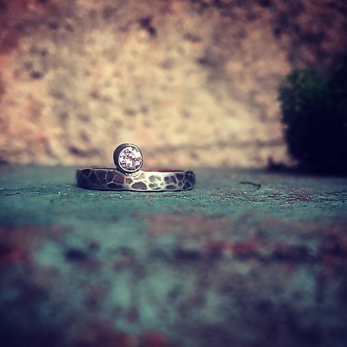Strieborný prsteň Enso - ružový zirkón