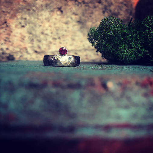 Strieborný prsteň Enso - rubínový zirkón