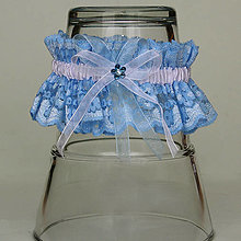 Spodná bielizeň - Modrý čipkovaný svadobný podväzok s modrým kvietkom - 14333043_